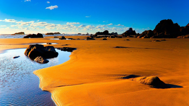 Sandy beach rocks water blue free wallpaper - medium preview image