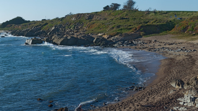 Rocky beach cliff people panorama free wallpaper - medium preview image