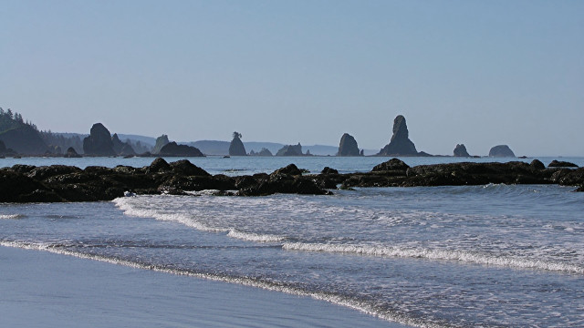 Bascove beach rocks water cloudy free wallpaper - medium preview image