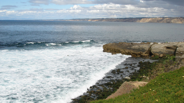Rocky cliff ocean cloudy panorama free wallpaper - medium preview image