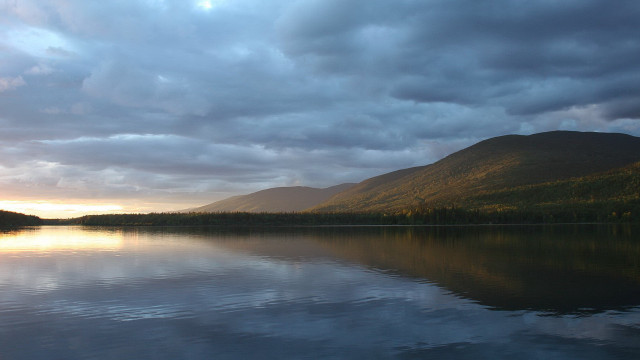 Lake mountain clouds sunset boat free wallpaper - medium preview image