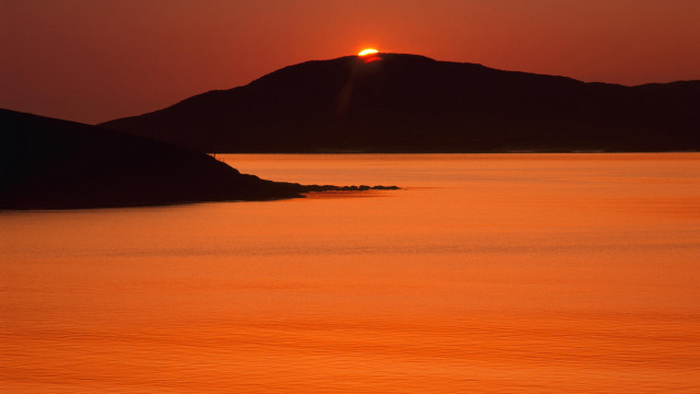 Sunset mountain water boat light free wallpaper - medium preview image