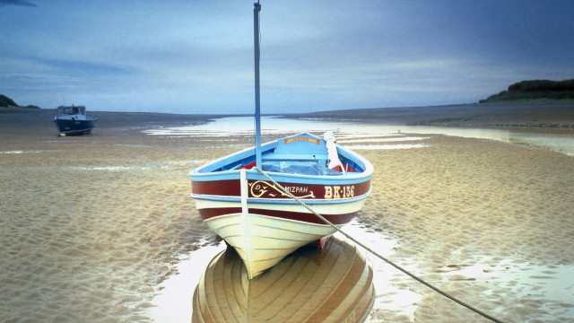 Boat beach ocean cloudy sky free wallpaper - medium preview image