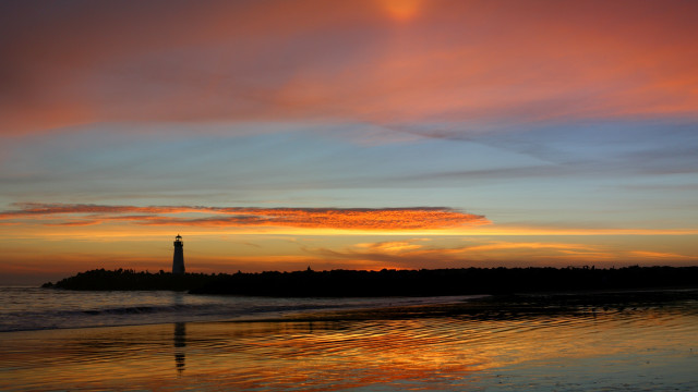 Lighthouse sunset ocean mountain beach free wallpaper - medium preview image