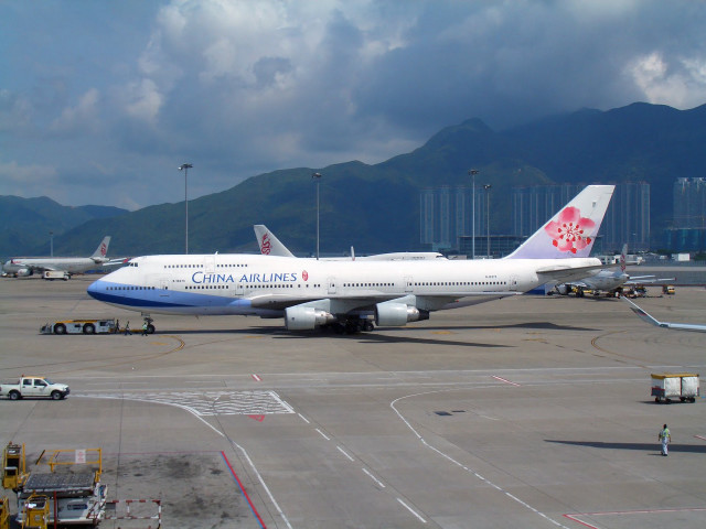 Large passenger jet airport tarmac #2 free wallpaper - medium preview image
