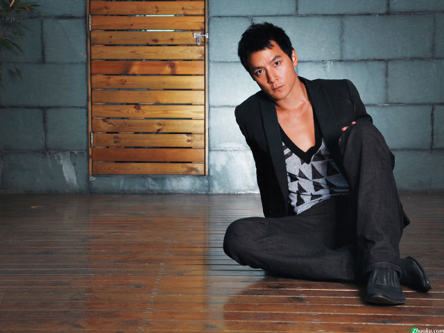 Man suit crossed arms rain free wallpaper - medium preview image