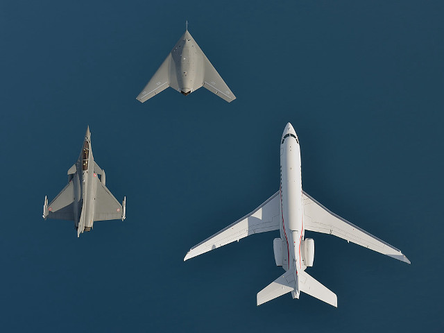 Jet fighter jet flying in free wallpaper - medium preview image