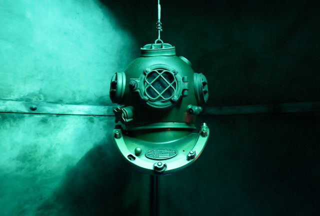 Green light black background pole free wallpaper - medium preview image
