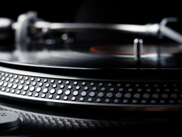 Turntable metal plate black dots free wallpaper - medium preview image