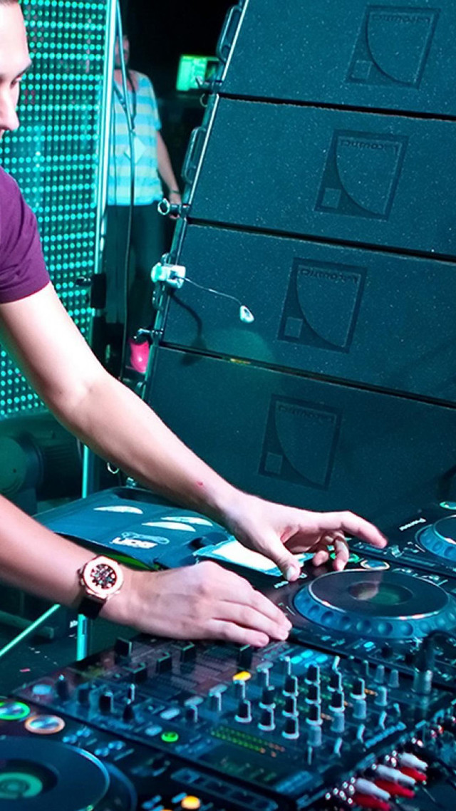 Man purple shirt mixing music free wallpaper - medium preview image