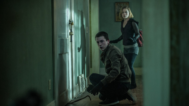 Man kneeling woman hammer hallway free wallpaper - medium preview image