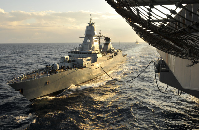 Large ship ocean tug rope free wallpaper - medium preview image