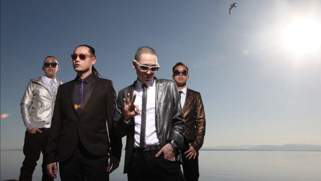Men ocean bird flying sky free wallpaper - medium preview image