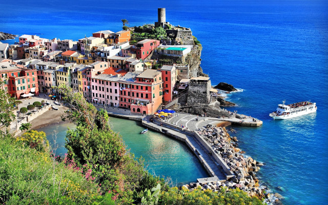 Small town cliff ocean boat free wallpaper - medium preview image