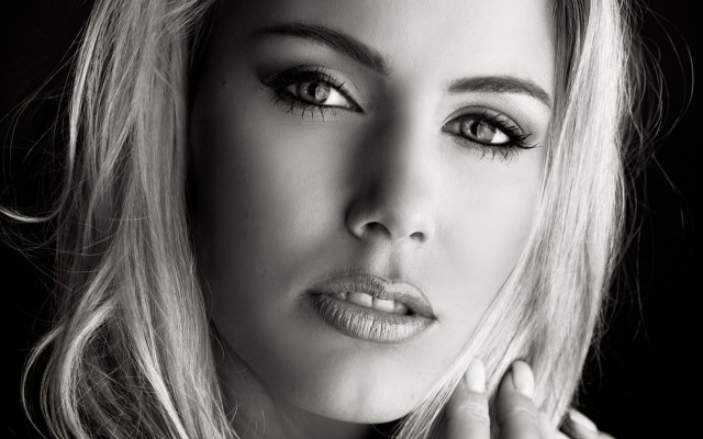 Aramenta dianthe vail blonde portrait free wallpaper for desktop - medium preview image