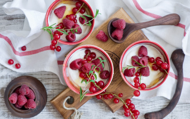 Berry cake dessert plate icing free wallpaper - medium preview image