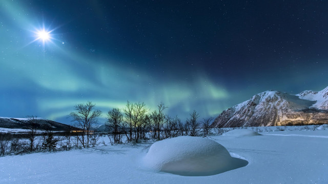 Snow covered field green aurora free wallpaper - medium preview image