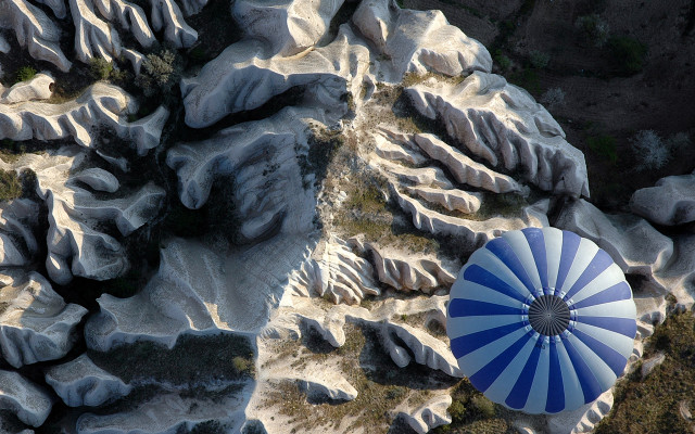 Blue white umbrella rocky hillside free wallpaper - medium preview image