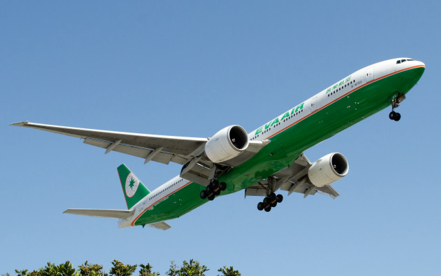 Large green and white airplane free wallpaper - medium preview image