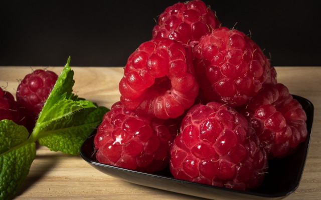 Raspberries leaf table top dark free wallpaper - medium preview image