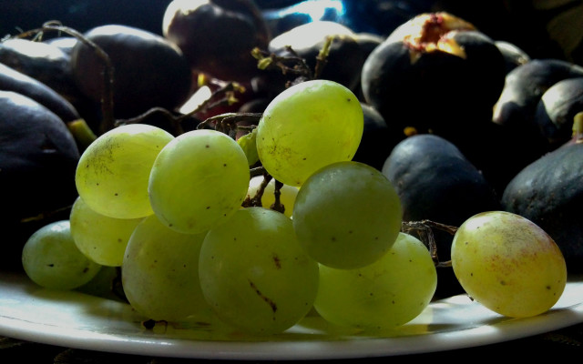 Grapes plate still life dark free wallpaper - medium preview image