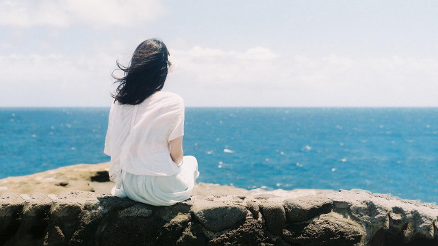 Woman sitting rock ocean cliff free wallpaper for desktop - medium preview image