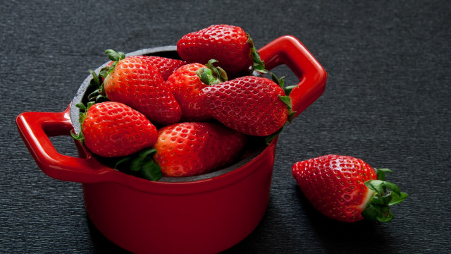 Red pot strawberries red mug free wallpaper - medium preview image