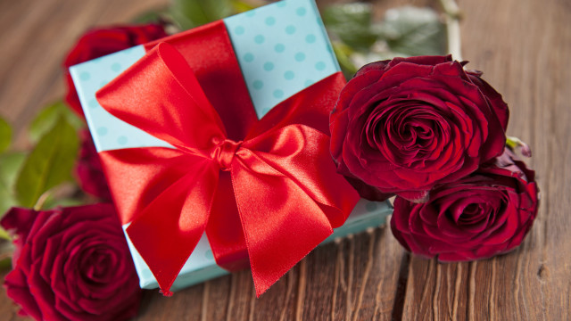 Blue box red ribbon roses #2 free wallpaper - medium preview image