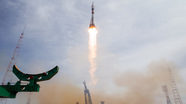 Rocket launch smoke green object free wallpaper - medium preview image