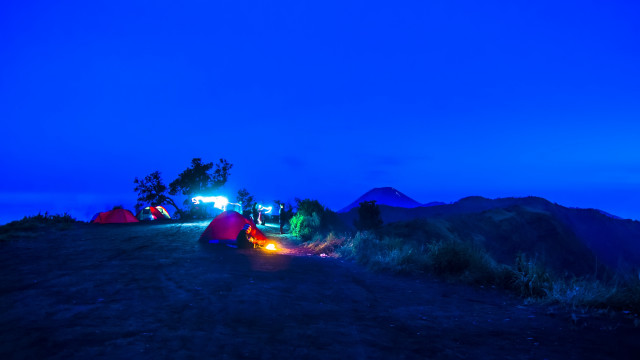 Campfire night tent aurora mountains free wallpaper - medium preview image