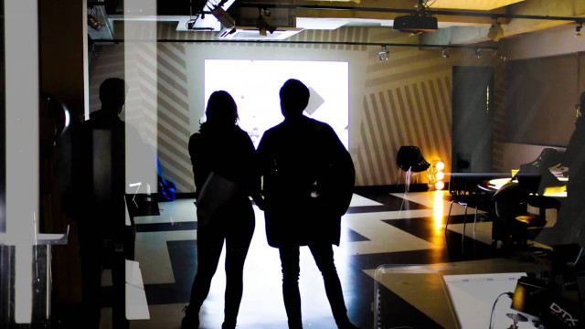 Group people room open door free wallpaper - medium preview image