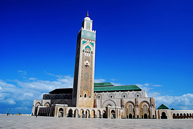 Large building clock tower sky free wallpaper - medium preview image