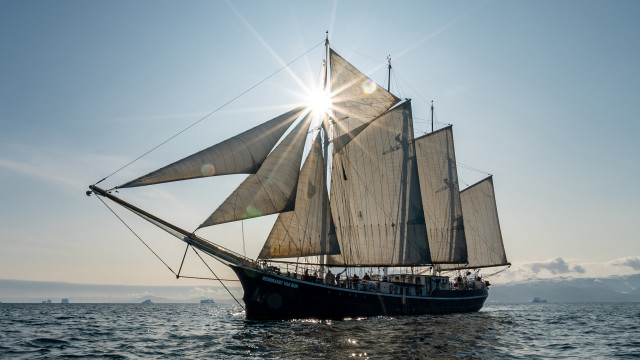 Sailboat sails sunshine hudson river free wallpaper - medium preview image