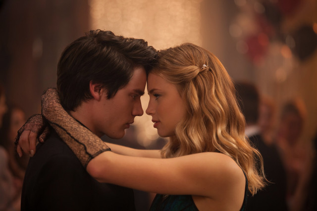 Gatsby dance hug blurry blonde free wallpaper - medium preview image