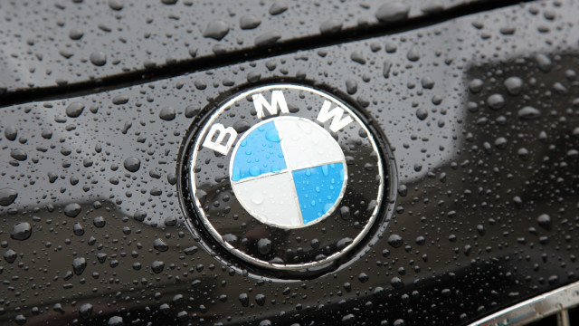Bmw emblem rain water droplets free wallpaper - medium preview image