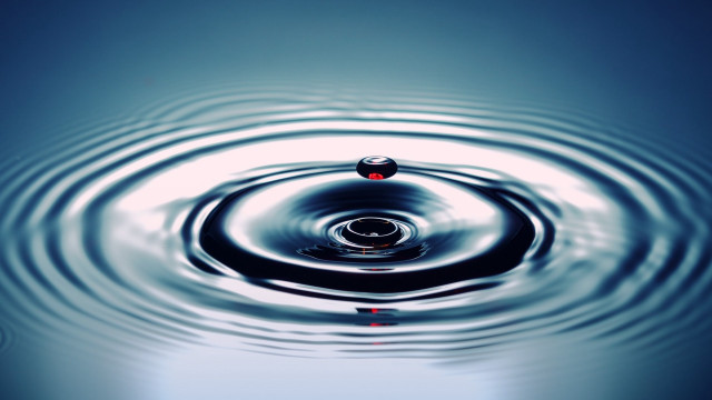 Waterdrop reddot bluebackground whitecircle permeke free wallpaper - medium preview image
