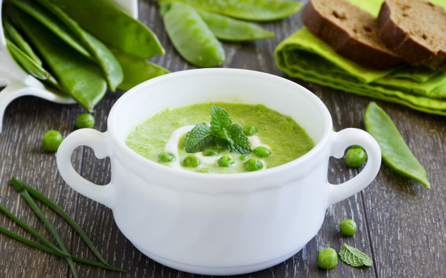 Pea soup bowl spoon bread free wallpaper - medium preview image
