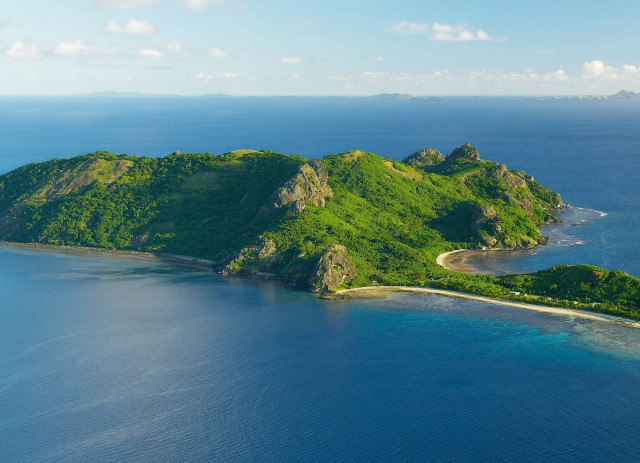 Small island ocean sandy beach free wallpaper - medium preview image