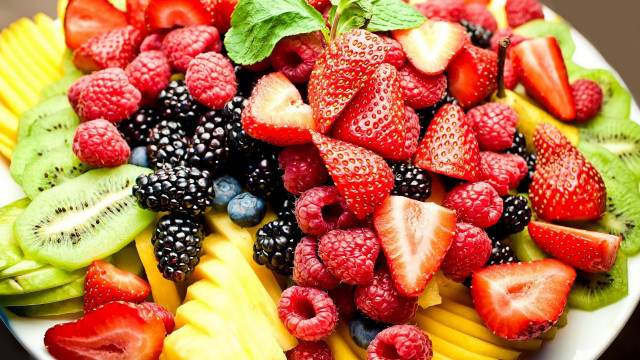 Fruit plate berries kiwi strawberry free wallpaper - medium preview image