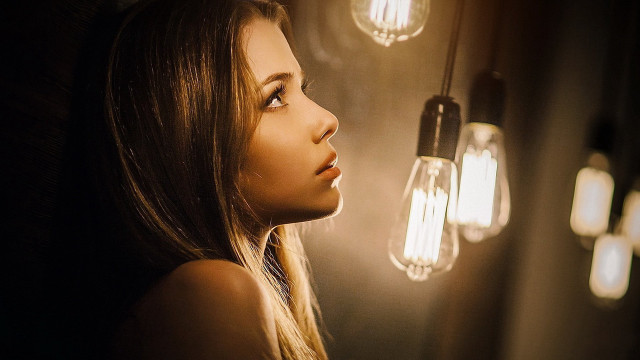 Woman lightbulb exquisite lighting portrait free wallpaper - medium preview image