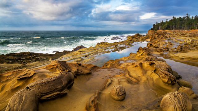 Rocky shore lake sky boat free wallpaper - medium preview image