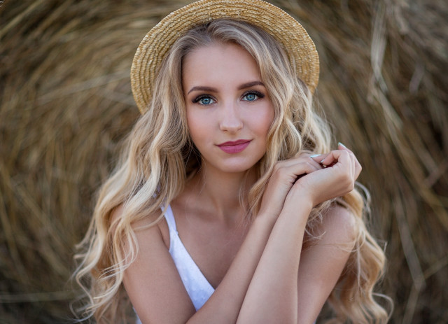 Eszter mattioni hayfield portrait blonde #2 free wallpaper - medium preview image
