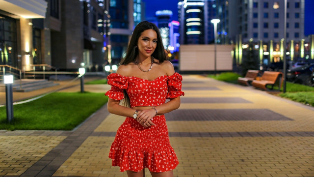 Red polka dot dress cityscape free wallpaper - medium preview image