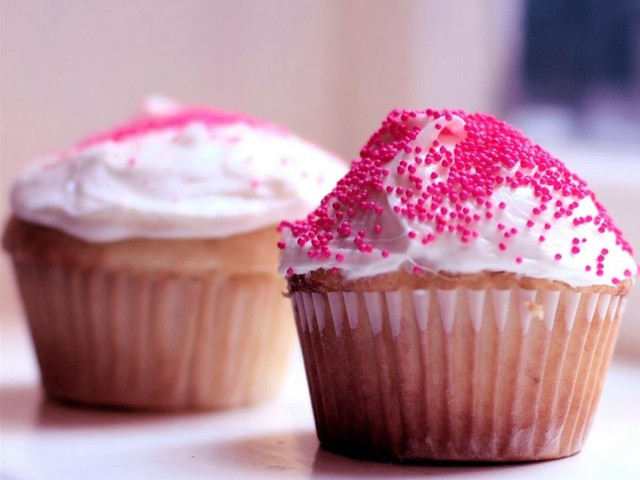Cupcakes white frosting pink sprinkles #2 free wallpaper - medium preview image