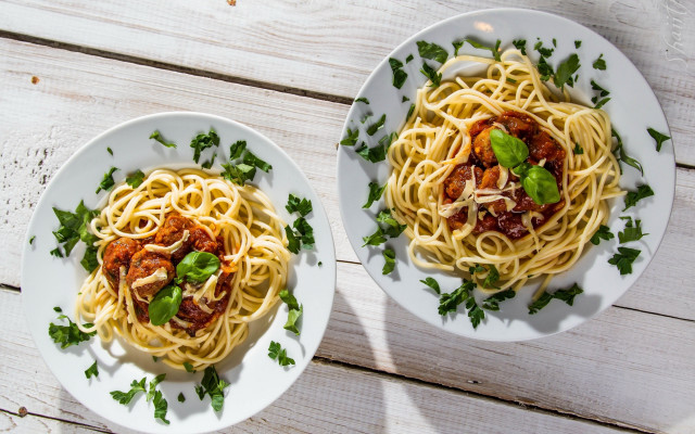 Spaghetti meat parsley white table free wallpaper - medium preview image