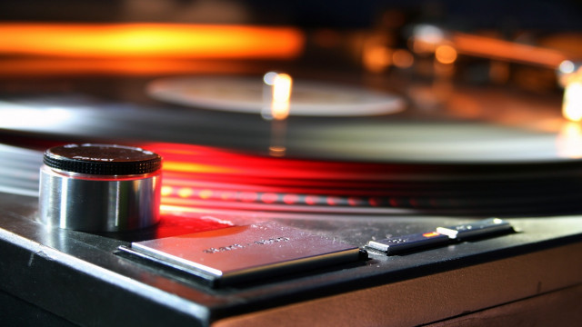 Record player red light microscopic free wallpaper - medium preview image