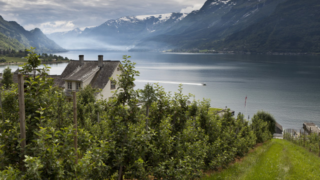 House lake mountains boat landscape free wallpaper - medium preview image