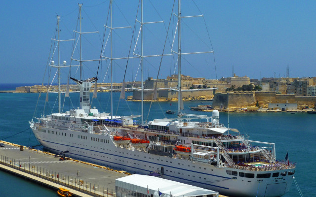 Large white boat cityscape panoramic free wallpaper - medium preview image