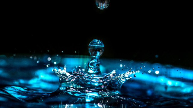 Water bubble light bulb blue free wallpaper - medium preview image