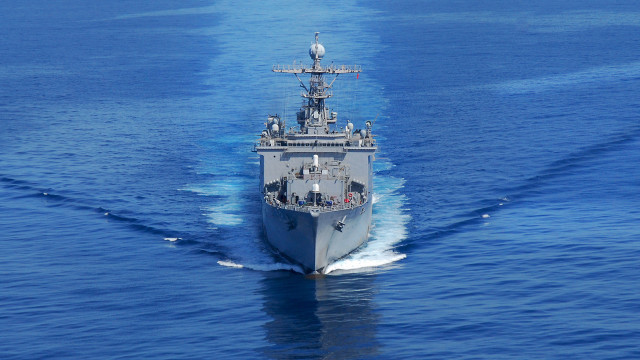 Large ship ocean fishing horizon free wallpaper - medium preview image